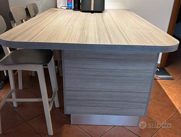 Tavolo a penisola con due sedie