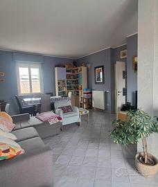 Luminoso quadrilocale in Via Tirso, con posto auto