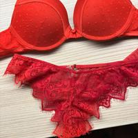 completino intimo rosso reggiseno e brasiliana