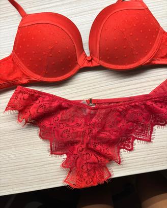 completino intimo rosso reggiseno e brasiliana