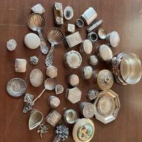 Oggettistica e scatole in argento antico cesellato