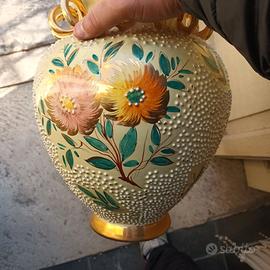 Vaso decorato a rilievo