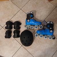pattini con le rotelle con protezioni e casco 