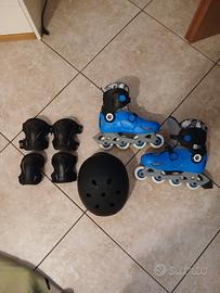 pattini con le rotelle con protezioni e casco 