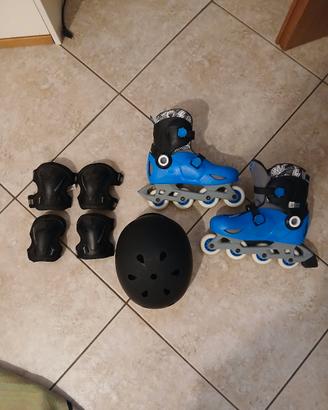 pattini con le rotelle con protezioni e casco 