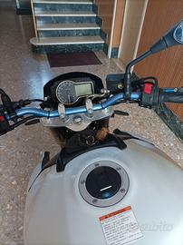Suzuki gsr 750
