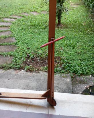 Monopattino in legno