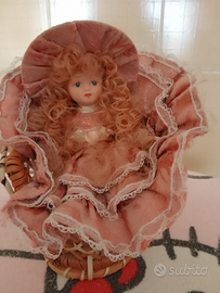 Bambola in ceramica con sedia