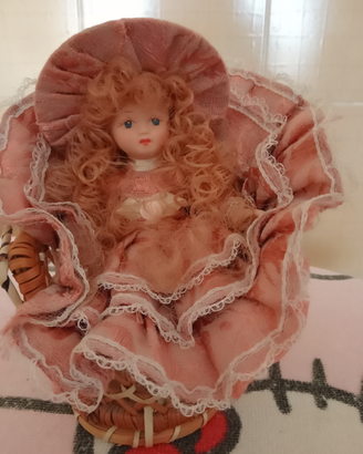 Bambola in ceramica con sedia