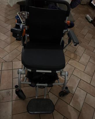 Carrozzina elettrica pieghevole per disabili