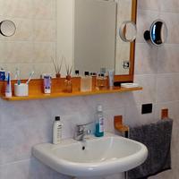 Specchio per bagno con mensola.