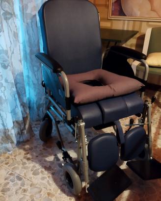 POLTRONA PER INVALIDI CON CUSCINO ANTIDECUBITO