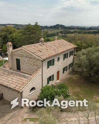 Villa di 270 m² con più di 5 locali e box auto a P