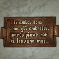 Targa in terracotta.