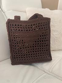 Borsa lavorata ad uncinetto