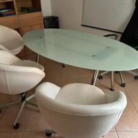 Scrivanie, tavolo in vetro e altri mobili