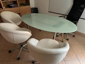 Scrivanie, tavolo in vetro e altri mobili