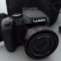 macchina fotografica con treppiedi di sostegno