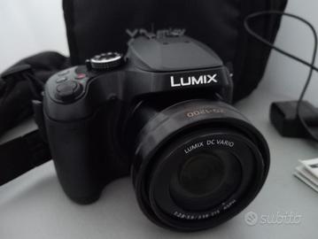 macchina fotografica con treppiedi di sostegno