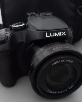 macchina fotografica con treppiedi di sostegno