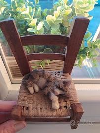 seggiola con gattino in miniatura