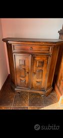 Piccola credenza in legno massello