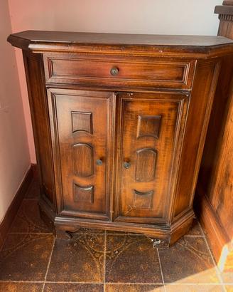 Piccola credenza in legno massello