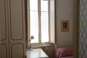 stanza ragazza studentessa lavoratrice 