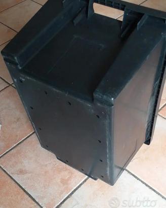 casse nere in plastica con maniglie