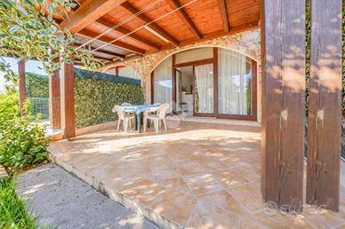 VILLA A SCHIERA A SAN TEODORO