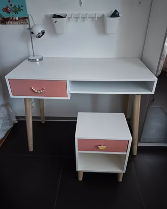 Scrivania + comodino + sedia