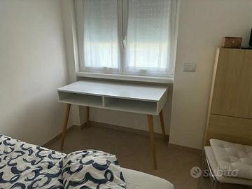 Scrivania in legno bianco e marrone chiaro, 120x74