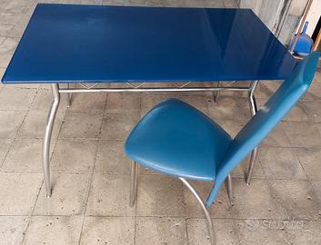 Scrivania in vetro blu e metallo 