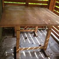 Tavolo in legno massiccio