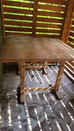 Tavolo in legno massiccio