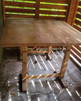 Tavolo in legno massiccio