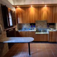 Cucina SARILA con piani e penisola in granito