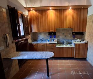 Cucina SARILA con piani e penisola in granito