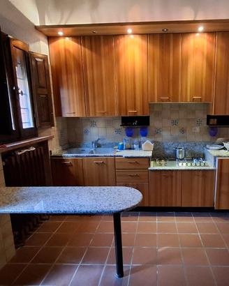 Cucina SARILA con piani e penisola in granito