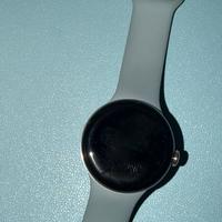 Pixel Watch 2 con cavo di ricarica