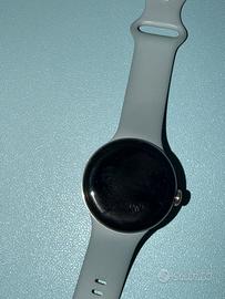 Pixel Watch 2 con cavo di ricarica