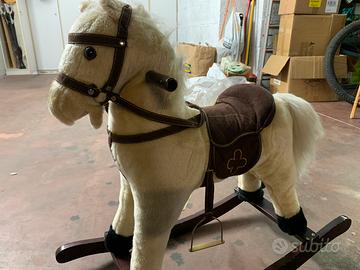 Cavallo a dondolo di legno