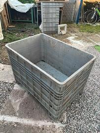 Cassoni pallet in plastica e ferro