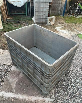 Cassoni pallet in plastica e ferro