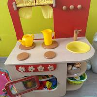 Cucina giocattolo in legno con accessori