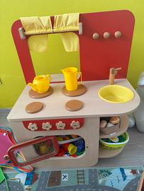 Cucina giocattolo in legno con accessori