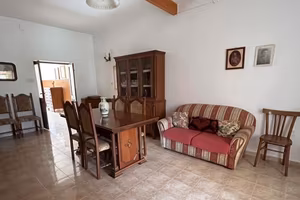 Casa campidanese con cortile in zona centrale