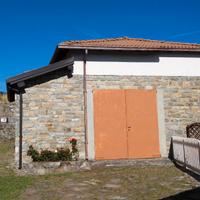 Rustici isolati con vista e terreno edificabile