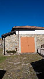 Rustici isolati con vista e terreno edificabile