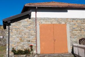 Rustici isolati con vista e terreno edificabile